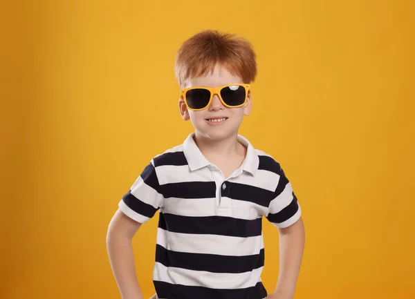 可爱的小男孩 戴着黄色背景的太阳镜 — 图库照片