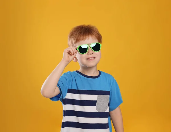 Söt Liten Pojke Med Solglasögon Gul Bakgrund — Stockfoto