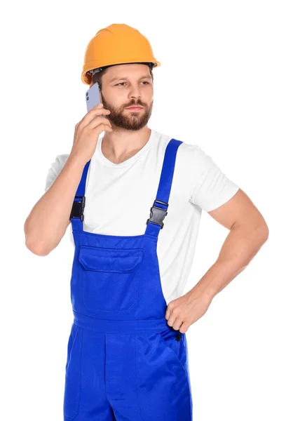 穿着制服的专业修理工在有白色背景的智能手机上交谈 — 图库照片