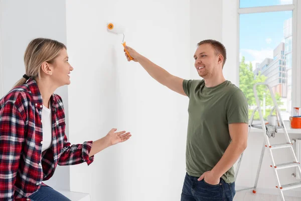 Happy Couple Discussing Interior Details Apartment Repair — Stock Photo, Image