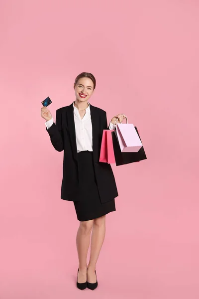 Glad Ung Kvinna Med Shoppingväskor Och Kreditkort Ljusrosa Bakgrund Stor — Stockfoto