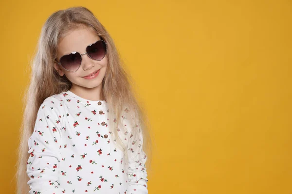 Chica Con Gafas Sol Con Estilo Sobre Fondo Naranja Espacio —  Fotos de Stock