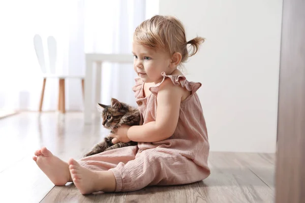 可爱的小孩和可爱的宠物在家里的地板上 — 图库照片