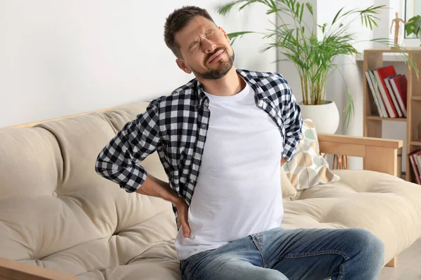 Mann Leidet Unter Rückenschmerzen Auf Sofa Hause — Stockfoto