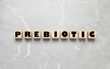 Açık gri mermer masa üzerinde Prebiyotik sözcüğü olan tahta küpleri düz yatıyordu.