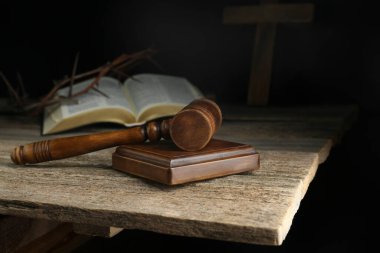 Yargıç tokmak, İncil, haç ve taç tahta masa üzerinde siyah arka plan karşı dikenli