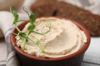 Masada bir kase lezzetli humus, yakın plan.