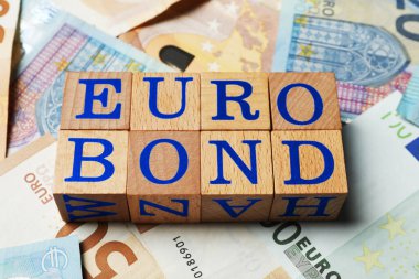 Avro banknotlarında Eurobond 'un sözleriyle ahşap küpleri