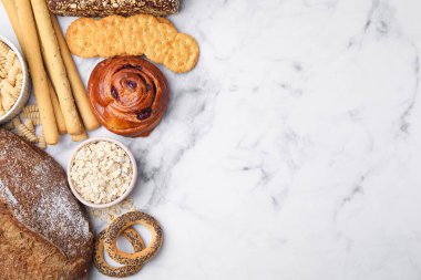 Beyaz mermer masa üzerinde farklı glütensiz ürünler, düz yatak. Metin için boşluk