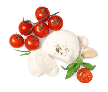 Beyaz arka planda domates ve fesleğen yapraklı lezzetli mozzarella.