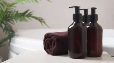 Banyo köpüğü ve diğer kişisel hijyen ürünleri şişelerde ve havluyu banyoda küçük bir masaya sardım, mesaj için yer var.