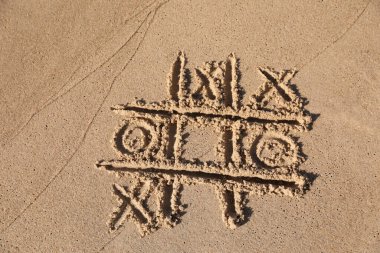 Tic tac toe oyunu kumsalda çizildi