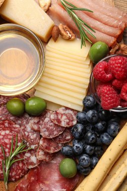 Parmesan peynirli abur cubur seti, üst manzara.