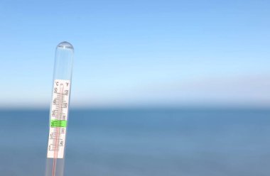 Deniz kenarında hava durumu termometresi, metin için boşluk