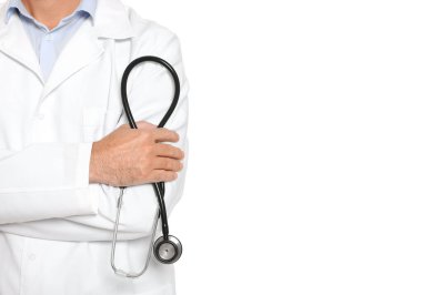 Beyaz arka planda steteskobu olan doktor, yakın plan.