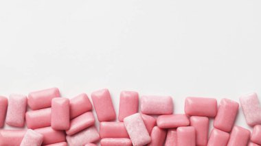 Beyaz arka planda tatlı sakız çiğneme, üst manzara. Metin için boşluk