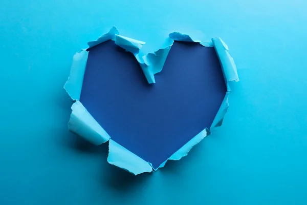 Furo Forma Coração Rasgado Papel Azul Claro Sobre Fundo Cor — Fotografia de Stock