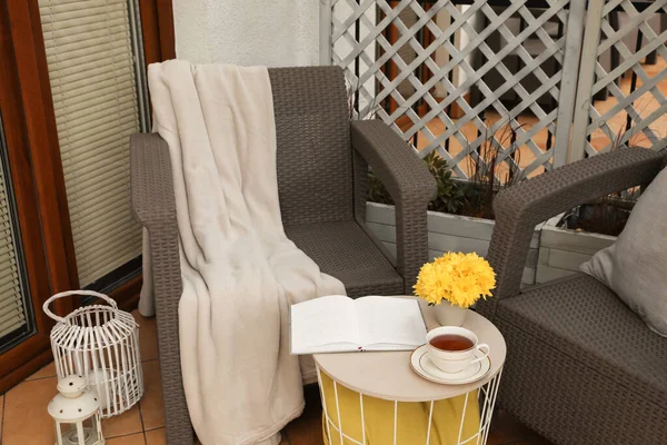 庭の家具の毛布 お茶と美しい菊の花のカップ屋外 — ストック写真