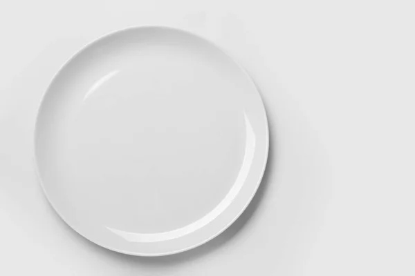 白色背景的空陶瓷盘 顶部视图 案文的篇幅 — 图库照片