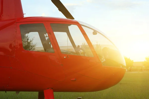 Сучасний Червоний Вертоліт Зеленій Траві Відкритому Повітрі — стокове фото