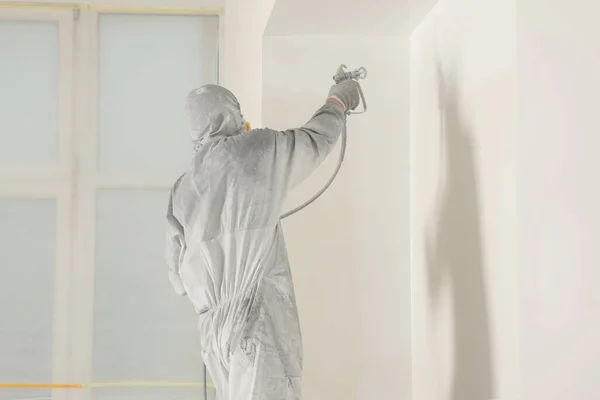 Decorador Macacões Proteção Parede Pintura Com Pistola Pulverização Dentro Casa — Fotografia de Stock