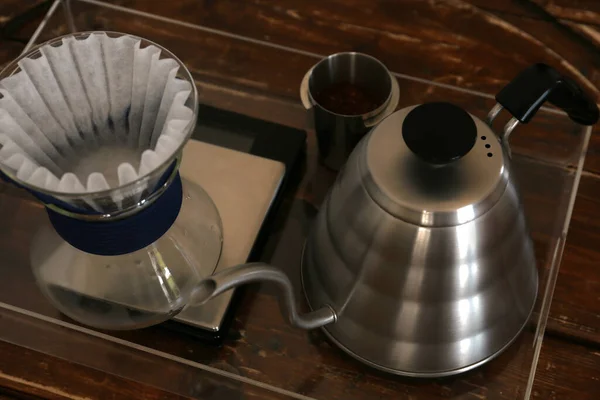 Чашка Кофе Волновой Капельницей Чайником Деревянном Столе Кафе — стоковое фото