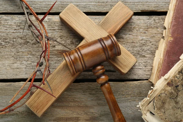 木製のテーブルの上のとげの裁判官の墓 十字架と王冠 フラットレイアウト — ストック写真