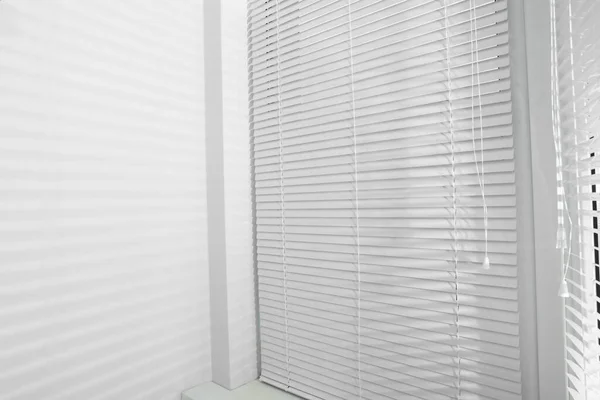 Stylish Window Horizontal Blinds Room — Stock Photo, Image