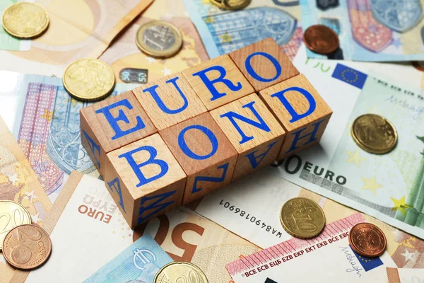Holzwürfel Mit Wort Eurobond Und Münzen Auf Euro Banknoten — Stockfoto