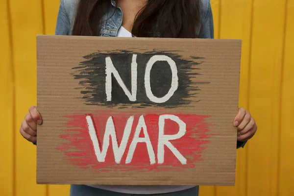 Sarı Çitin Yanında Savaş Yok Afişi Tutan Kadın Yakın Plan — Stok fotoğraf