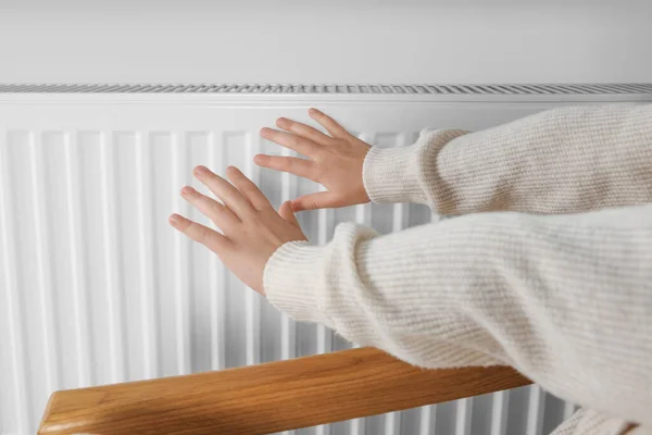 Meisje Verwarmende Handen Buurt Verwarming Radiator Binnen Close — Stockfoto