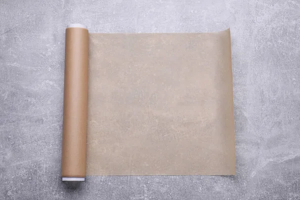薄い灰色のテーブルの上に紙を焼くのロール トップビュー — ストック写真