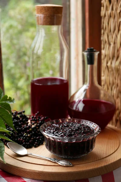 エルダーベリージャムと飲み物は 窓の近くのテーブルの上にサンバスベリー — ストック写真
