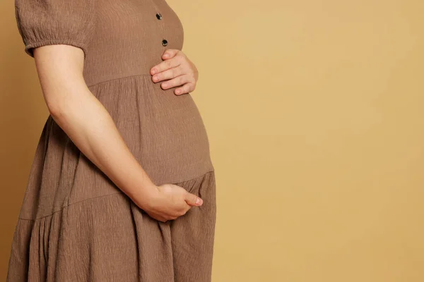 Schwangere Kleid Auf Hellbraunem Hintergrund Nahaufnahme Raum Für Text — Stockfoto