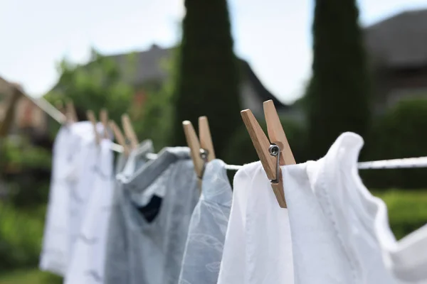 Wäscheleine Mit Sauberer Kleidung Garten Nahaufnahme Wäsche Draußen Trocknen — Stockfoto