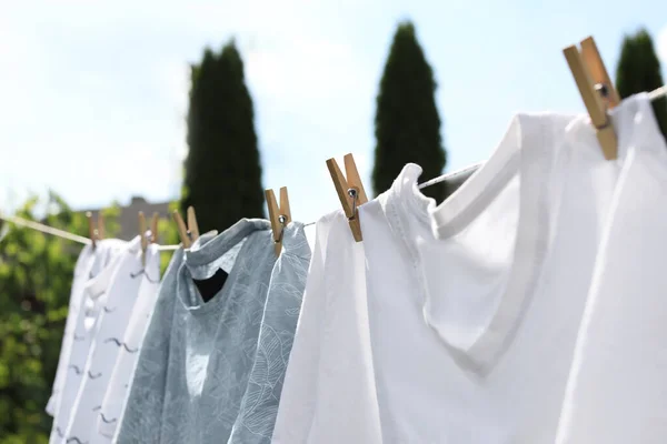 在户外用干净的衣服洗净线 在外面晒衣服 — 图库照片