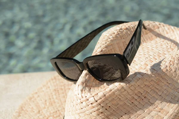 Stylowy Kapelusz Okulary Przeciwsłoneczne Rozmytym Tle Zbliżenie — Zdjęcie stockowe