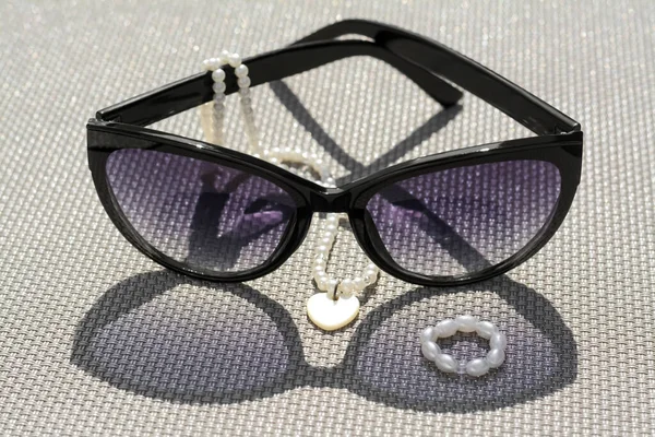 Stylowe Okulary Przeciwsłoneczne Biżuteria Szarej Powierzchni Zbliżenie — Zdjęcie stockowe