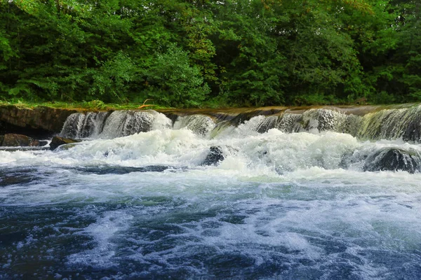 Γραφική Θέα Στο Ποτάμι Ορμητικά Νερά Κοντά Στο Δάσος — Φωτογραφία Αρχείου