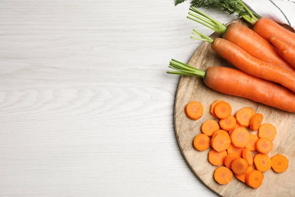 Ganze Und Scheiben Geschnittene Frische Reife Saftige Karotten Auf Weißem — Stockfoto