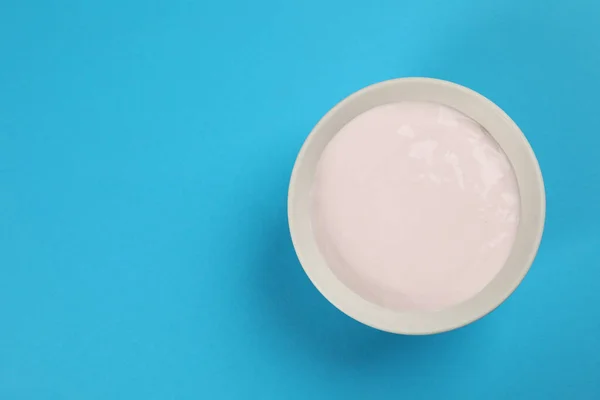 Ciotola Gustoso Yogurt Biologico Sfondo Azzurro — Foto Stock