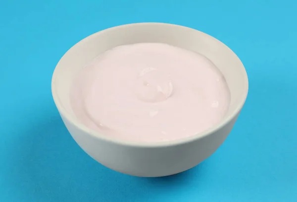 Schaal Van Smakelijke Biologische Yoghurt Lichtblauwe Achtergrond — Stockfoto