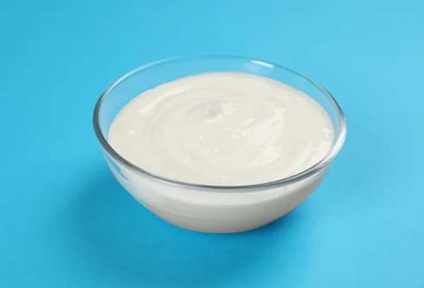 Skål Välsmakande Ekologisk Yoghurt Ljusblå Bakgrund — Stockfoto