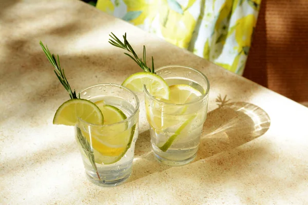 Gläser Mit Wohlschmeckender Erfrischender Limonade Auf Hellem Tisch Sommergetränk — Stockfoto