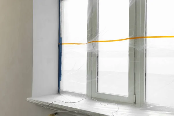 Окно Покрытое Пластиковой Пленкой Изоляционной Лентой Помещении — стоковое фото