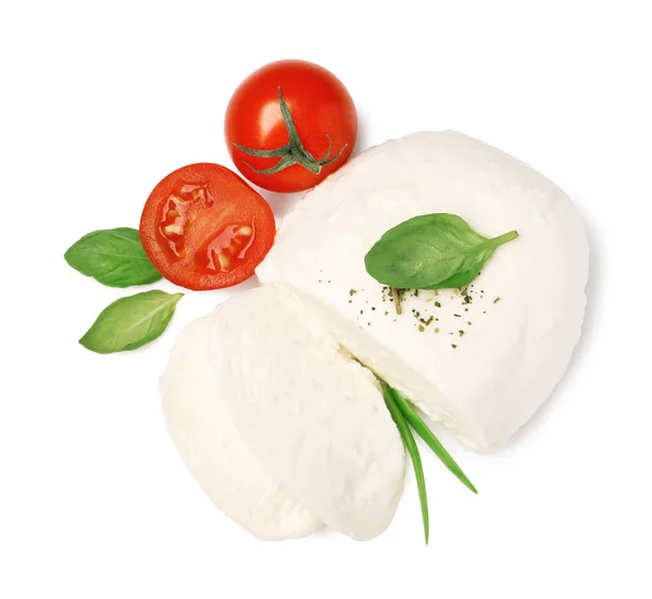 トマトとバジルの葉が白い背景でおいしいモッツァレラチーズ トップビュー — ストック写真
