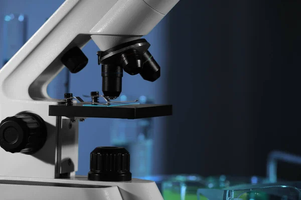Närbild Modernt Mikroskop Med Glasskiva Suddig Bakgrund Plats För Text — Stockfoto