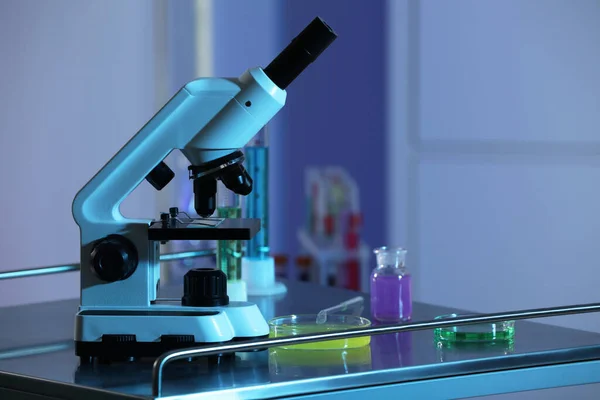 Moderna Mikroskop Och Glasvaror Med Färgglada Vätskor Metallbord Laboratorium — Stockfoto