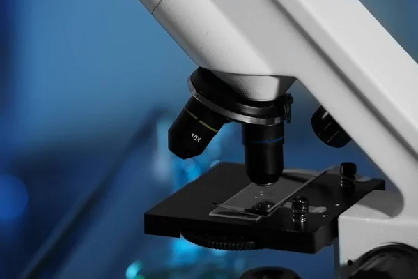 Bulanık Arka Planda Cam Kaydıraklı Modern Mikroskobun Yakın Görüntüsü Mavi — Stok fotoğraf
