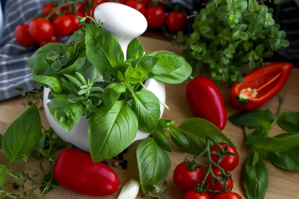 Mortir Dengan Herbal Segar Tomat Ceri Dan Lada Atas Meja — Stok Foto